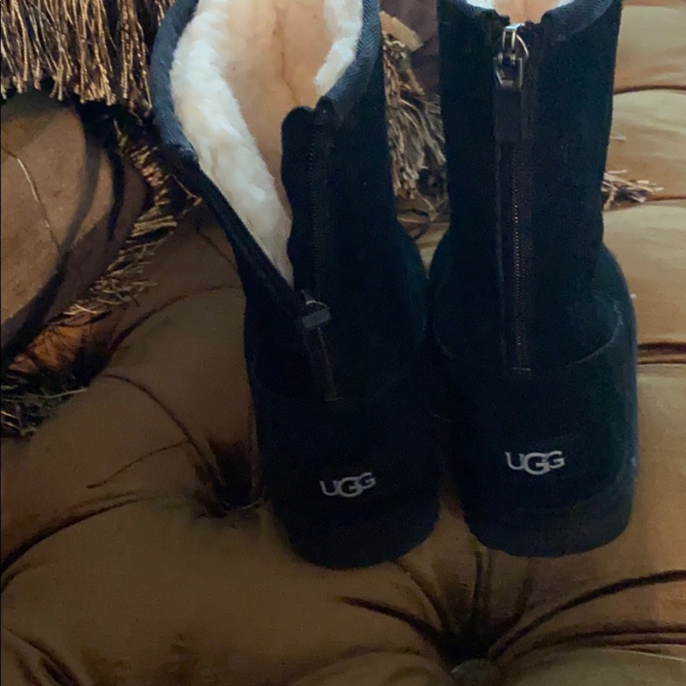 UGG - Picture 2 of 4